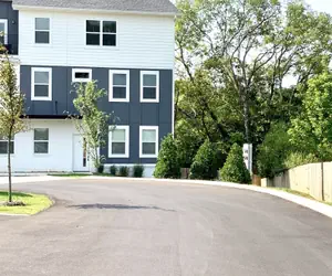 Photo 5 - Treetop Terrace - 3 miles to stadium and downtown!