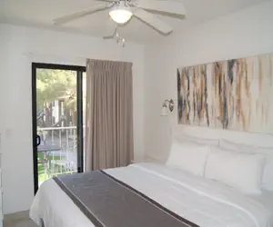 Photo 4 - 1 bedroom apartment with hot tub!