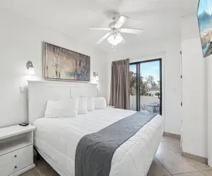 Photo 3 - 1 bedroom apartment with hot tub!