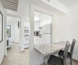 Photo 4 - 1 bedroom apartment with hot tub!