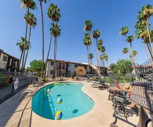 Photo 3 - 1 bedroom apartment with hot tub!