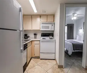 Photo 4 - 1 bedroom apartment with hot tub!