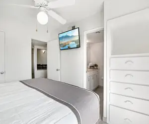 Photo 2 - 1 bedroom apartment with hot tub!