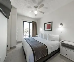 Photo 4 - 1 bedroom apartment with hot tub!