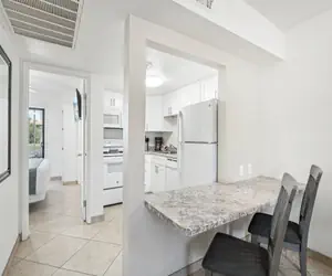 Photo 5 - 1 bedroom apartment with hot tub!