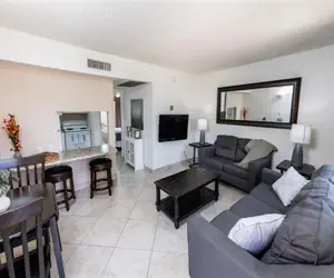 Photo 5 - 1 bedroom apartment with hot tub!