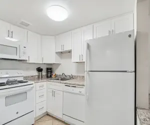 Photo 3 - 1 bedroom apartment with hot tub!