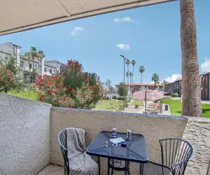 Photo 5 - 1 bedroom apartment with hot tub!