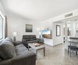 Photo 5 - 1 bedroom apartment with hot tub!