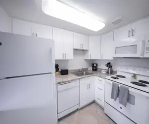 Photo 4 - 1 bedroom apartment with hot tub!