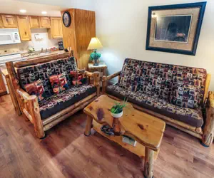 Photo 4 - Fawn Valley Inn: 205