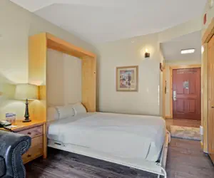 Photo 2 - Tucker Mountain Hotel Style Room with 1 Bed #525A