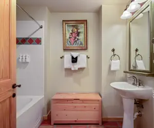 Photo 5 - Tucker Mountain Hotel Style Room with 1 Bed #525A