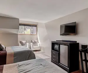 Photo 3 - Mountain Plaza Hotel Style Room with 2 Beds #703