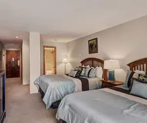 Photo 2 - Mountain Plaza Hotel Style Room with 2 Beds #703