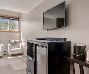 Photo 4 - Mountain Plaza Hotel Style Room with 2 Beds #703