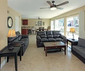 Photo 5 - 6 BDR Duplex Across From The Beach With Large