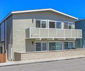 Photo 2 - 6 BDR Duplex Across From The Beach With Large