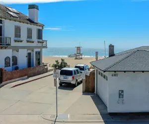 Photo 3 - 6 BDR Duplex Across From The Beach With Large