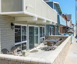 Photo 4 - 6 BDR Duplex Across From The Beach With Large