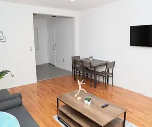 Photo 2 - Spacious 1 bed/1bath apt great location w/ free parking