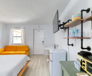 Photo 3 - 6 Pineapple Shores Retro Inn Queen Studio