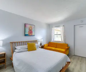 Photo 2 - 6 Pineapple Shores Retro Inn Queen Studio