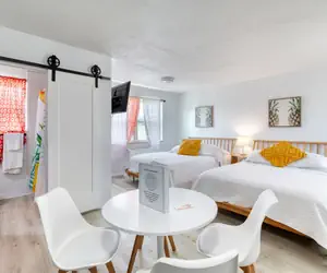 Photo 2 - Pineapple 5 Shores Retro Inn 5