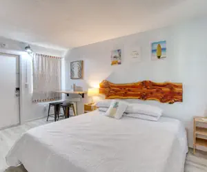 Photo 2 - Pineapple Shores Retro Inn 10