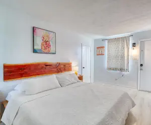 Photo 5 - Pineapple Shores Retro Motel 9