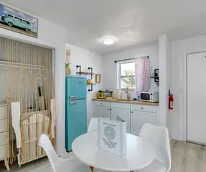 Photo 5 - Pineapple Shores Retro Inn 2