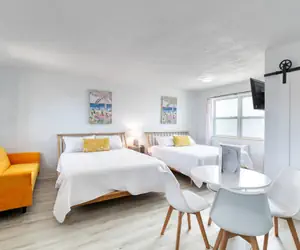 Photo 2 - Pineapple Shores Retro Inn 2