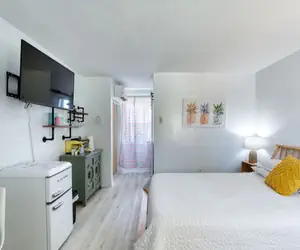 Photo 2 - Pineapple 6 Shores Retro Inn Queen Studio Unit 6