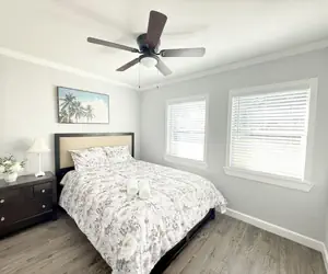 Photo 3 - Luxury Hollywood Blvd Retreat • 5BR / 3BA • 1-Min to Seaside
