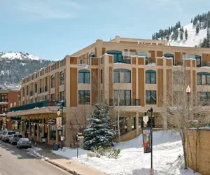 Photo 2 - The Caledonian by All Seasons Resort Lodging