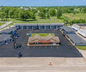 Photo 2 - Deluxe Inn Miami, OK