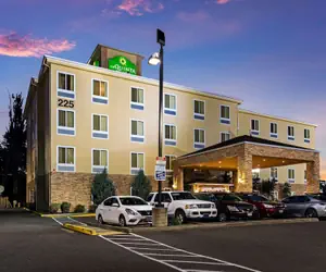 Photo 2 - La Quinta Inn & Suites by Wyndham Auburn