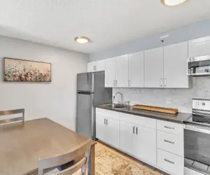 Photo 2 - Renovated Waikiki Banyan Condo w/ Pool View, Free parking