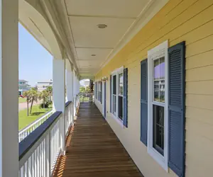 Photo 5 - Beachfront Flamingo by Ryson Vacation Rentals