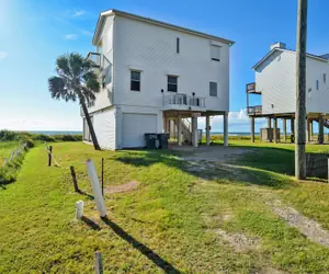 Photo 2 - Brannen's Beachfront by Ryson Vacation Rentals