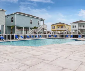 Photo 2 - Reel Inn Relax 3 Bedroom Home by RedAwning