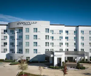 Photo 2 - Courtyard Hammond