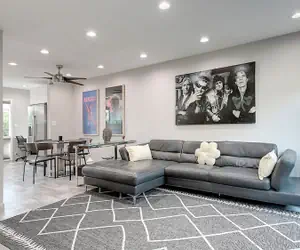 Photo 2 - Unbeatable Old Town Location! Modern and Classy!