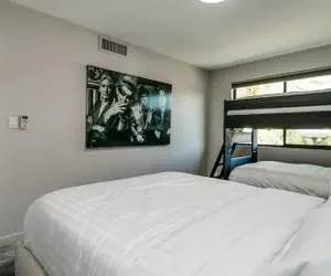 Photo 5 - Unbeatable Old Town Location! Modern and Classy!