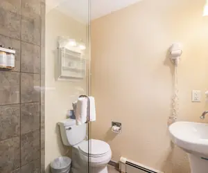 Photo 4 - Manitou Lodge 2 Hotel Room by Alpine Lodging Telluride