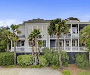 Photo 2 - 2701 Palm Boulevard by Avantstay Steps to the Beach, Ping Pong, Putting Green