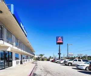 Photo 2 - Studio 6 Galveston, TX