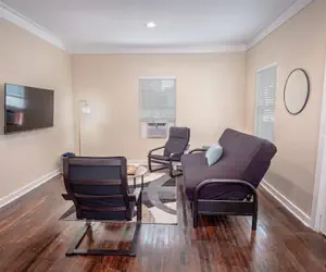 Photo 2 - Fabulous Newly Renovated 2Br 1Ba Near Downtown