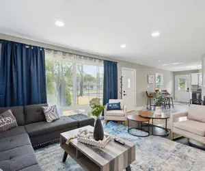 Photo 2 - Charming Contemporary Family Home 3 Bedroom Home by RedAwning