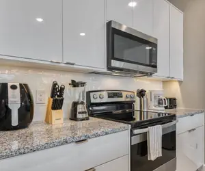 Photo 5 - Luxury new Home Close to the Parks